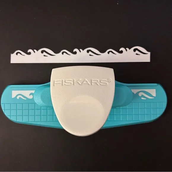 Fiskars border punch - SCROLL - Picture 2 of 4